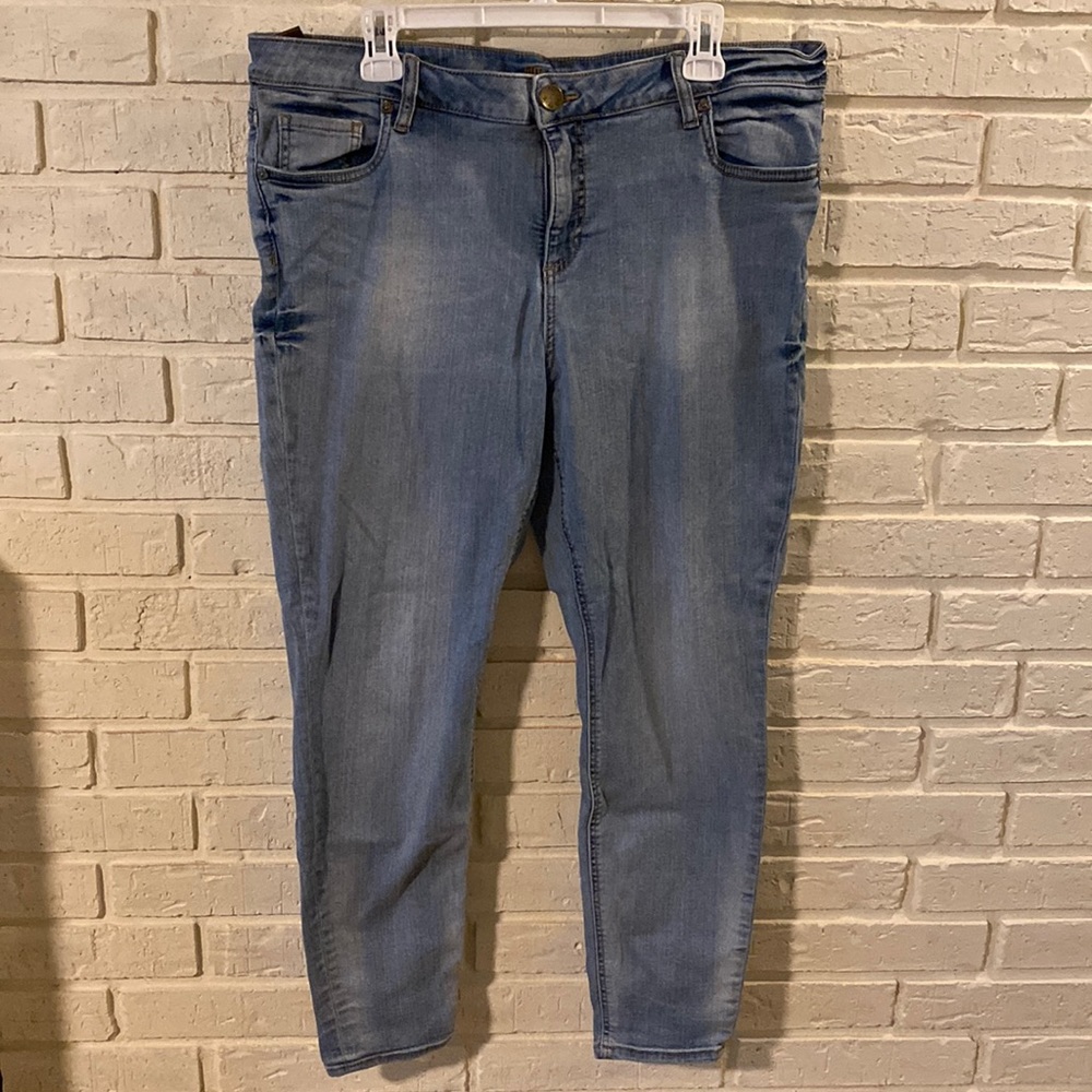 Mid-Rise Light Wash Skinny Jean